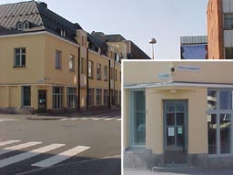 Pakkahuoneenkadun ja Koulukadun kulma, kokoustilan ulko-ovi
